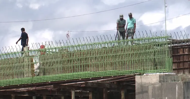 সেতু নির্মাণের কাজ করা হচ্ছে